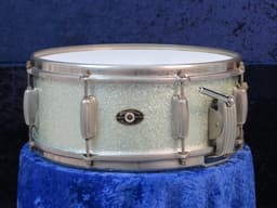 Slingerland Radio King 5.5 x 14 Sparkling Silver Pearl Wood Snare Drum Serial #isi9260 Slingerland Radio King 5.5 x 14 Sparkling Silver Pearl Wood Snare Drum Serial #isi9260
