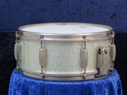 Slingerland Radio King 5.5 x 14 Sparkling Silver Pearl Wood Snare Drum Serial #isi9260 Slingerland Radio King 5.5 x 14 Sparkling Silver Pearl Wood Snare Drum Serial #isi9260