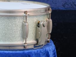 Slingerland Radio King 5.5 x 14 Sparkling Silver Pearl Wood Snare Drum Serial #isi9260 Slingerland Radio King 5.5 x 14 Sparkling Silver Pearl Wood Snare Drum Serial #isi9260
