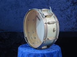 Slingerland Radio King 5.5 x 14 Sparkling Silver Pearl Wood Snare Drum Serial #isi9260 Slingerland Radio King 5.5 x 14 Sparkling Silver Pearl Wood Snare Drum Serial #isi9260